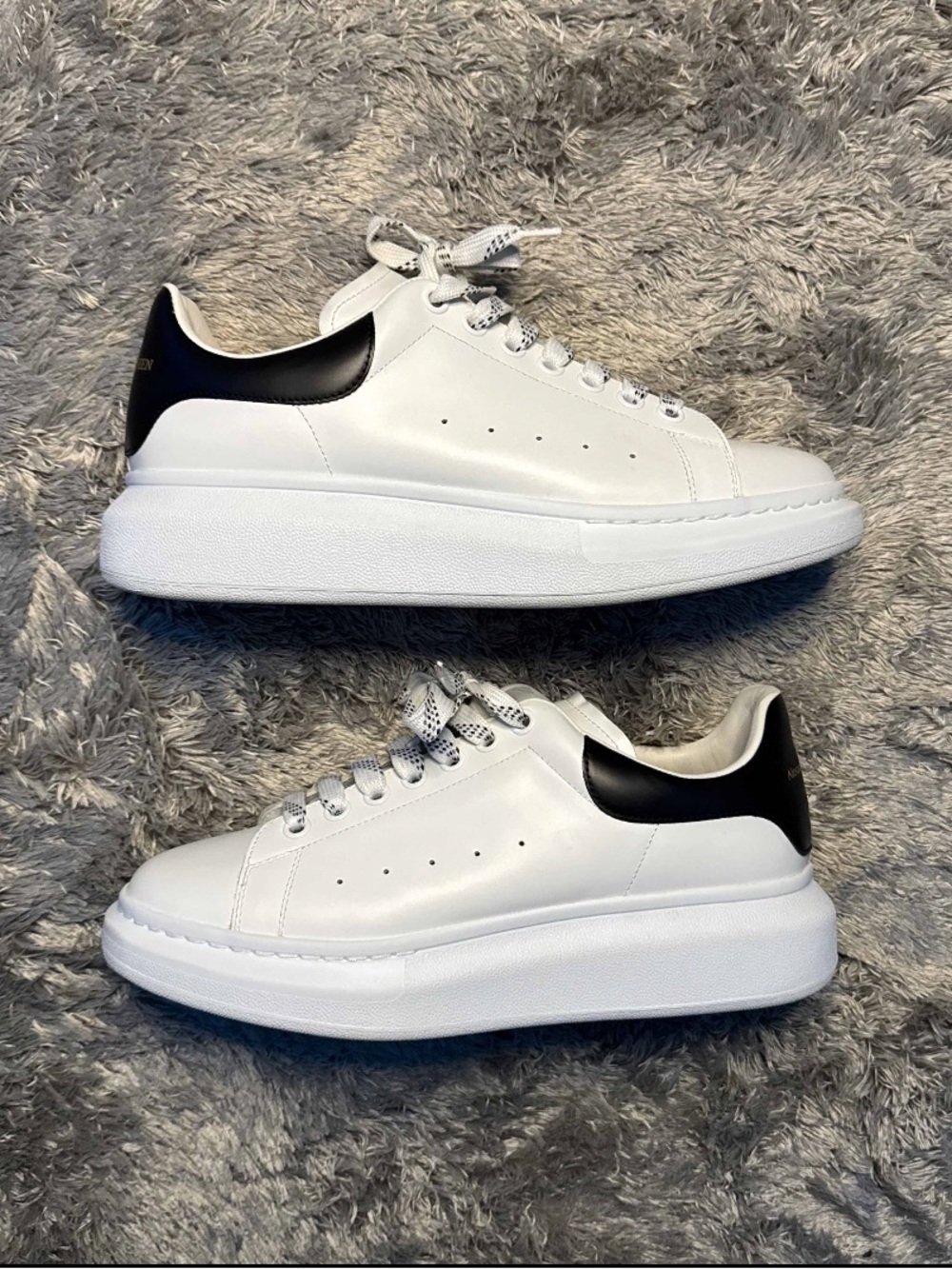 Alexander McQueen Oversized Sneakers White/Black
Size EU 43 / US Men’s 10
